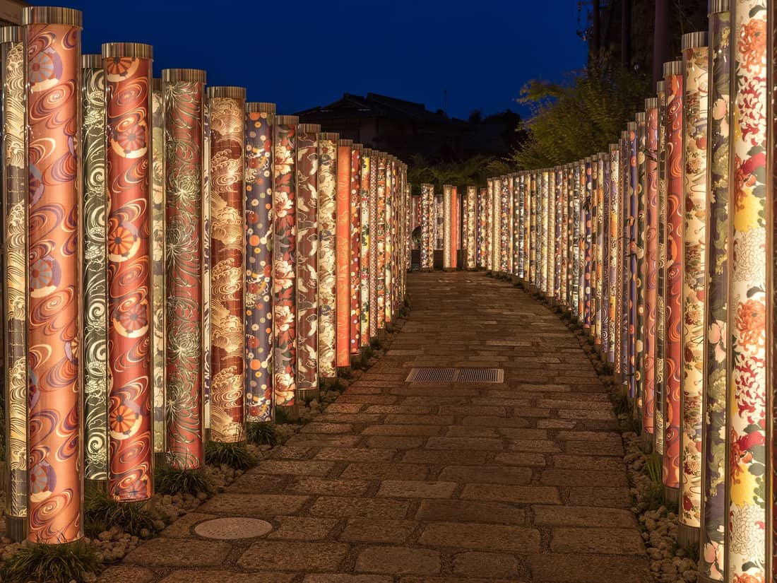 Passadís il·luminat amb columnes de tela de kimono a Arashiyama, Kyoto
