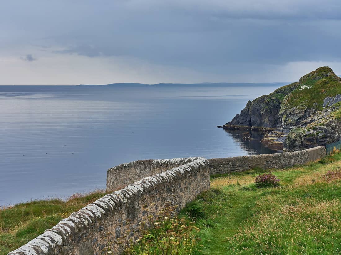 Costa de Shetland amb un mur de pedra seca i el mar al fons