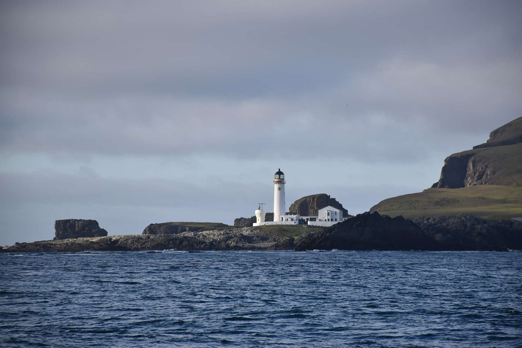 Far blanc de Fair Isle sobre els penya-segats