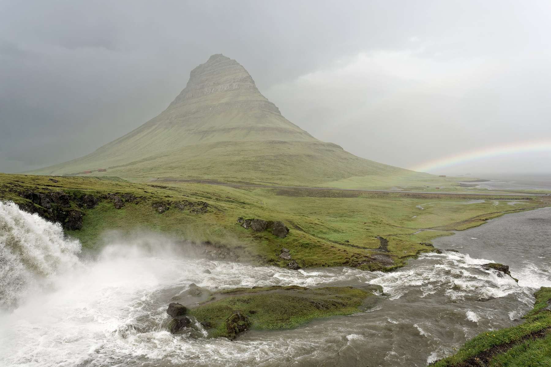 La muntanya Kirkjufell amb una cascada en primer pla, Islàndia