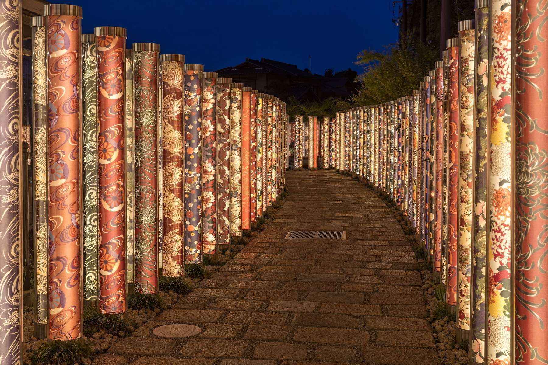 Passadís il·luminat amb columnes de tela de kimono a Arashiyama, Kyoto