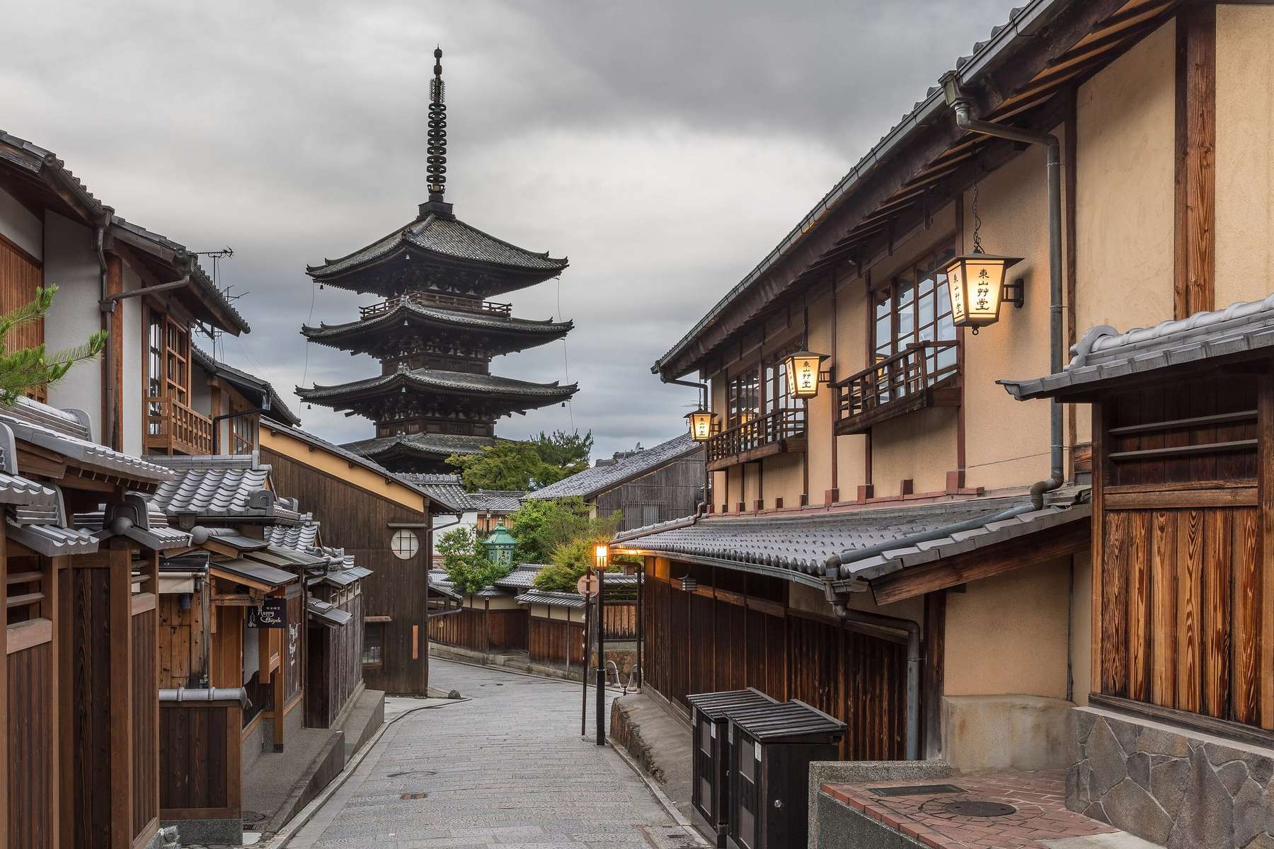 Carrer de fusta tradicional de Kyoto amb la pagoda de Yasaka al fons