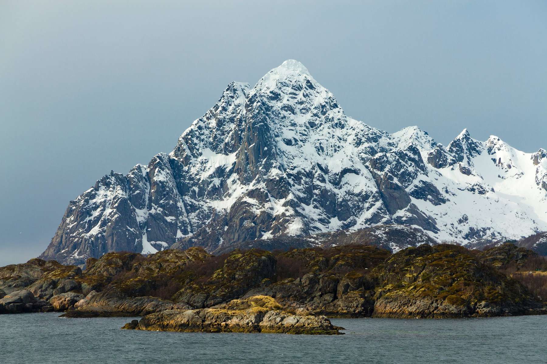 Pic nevat de les Lofoten sobre el mar