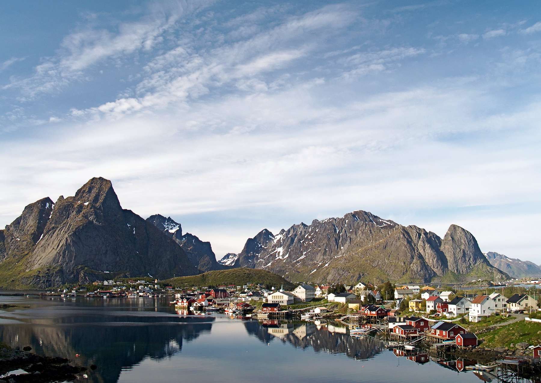 El poble de Reine a les Lofoten amb muntanyes reflectides a l’aigua