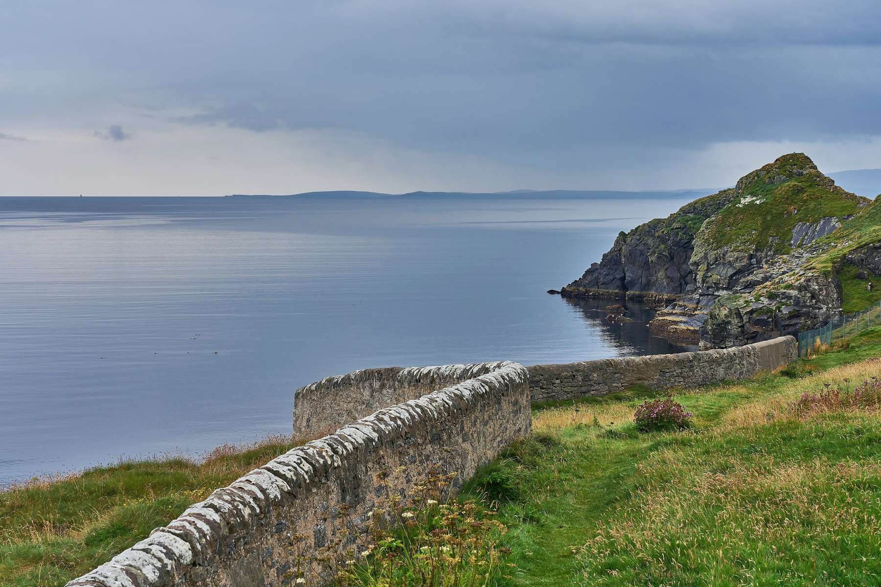 Costa de Shetland amb un mur de pedra seca i el mar al fons