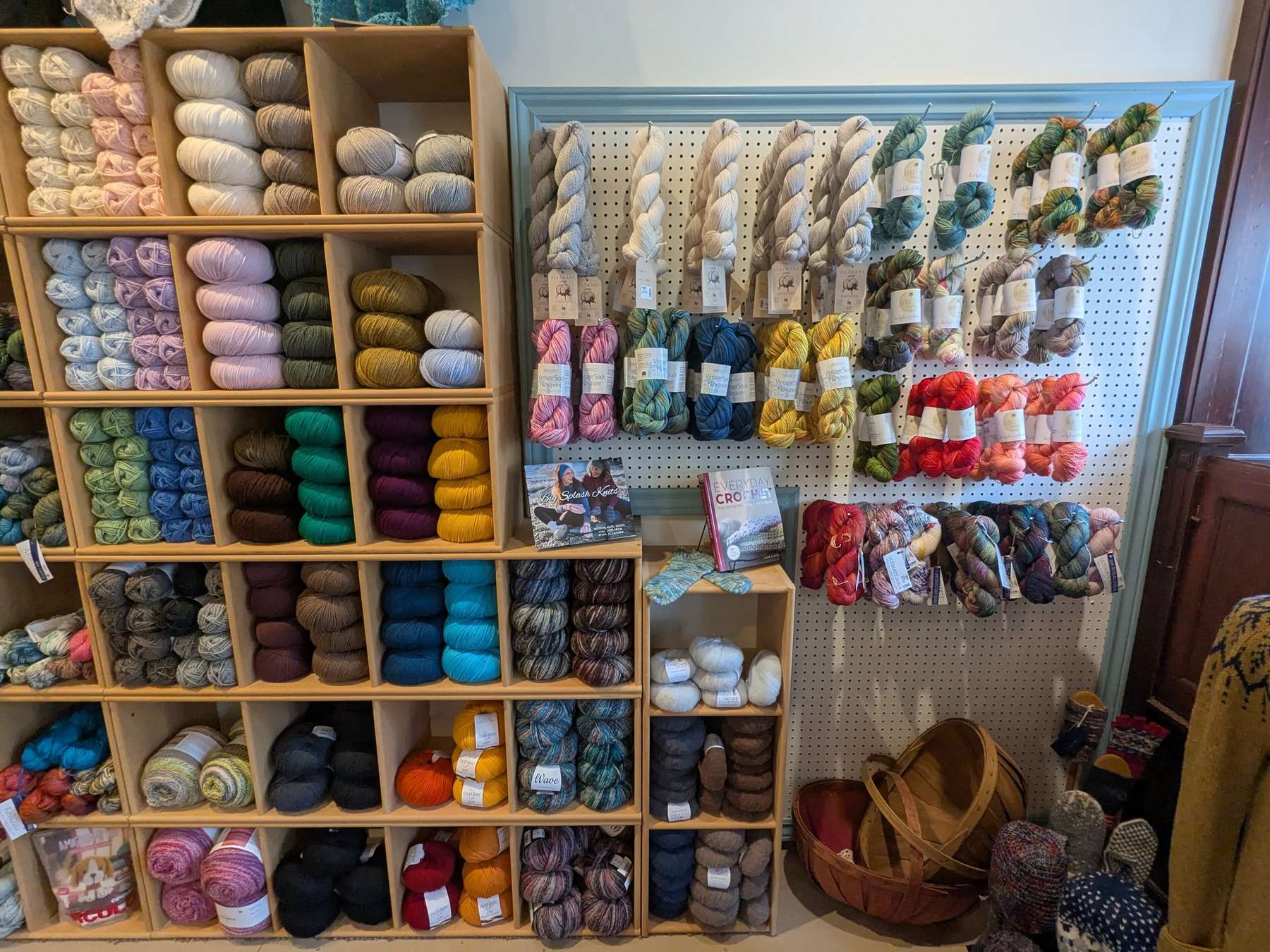 Botiga de llana amb prestatgeries plenes de madeixes de colors