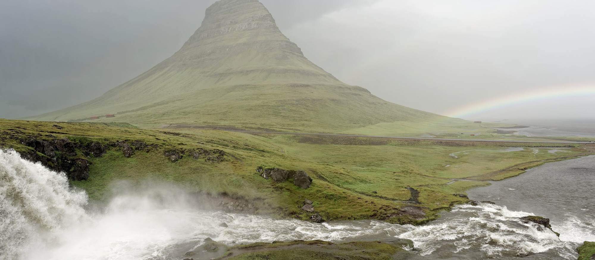 La muntanya Kirkjufell amb una cascada en primer pla, Islàndia