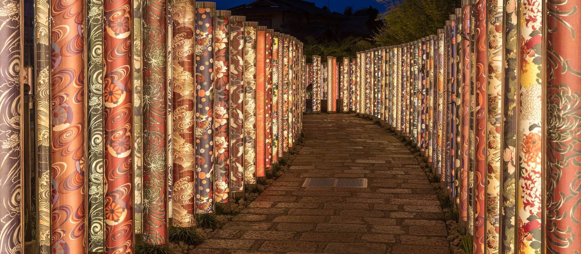 Passadís il·luminat amb columnes de tela de kimono a Arashiyama, Kyoto