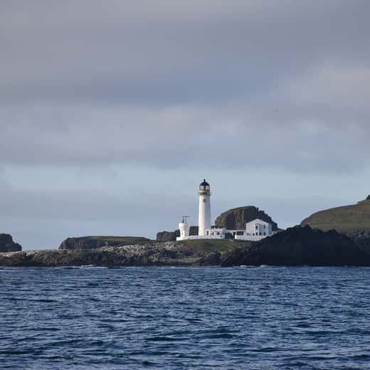 Far blanc de Fair Isle sobre els penya-segats