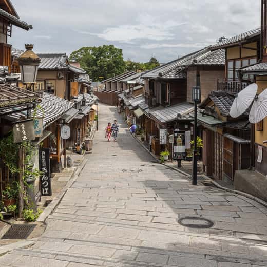 Carrer empedrat de Higashiyama amb para-sols de paper