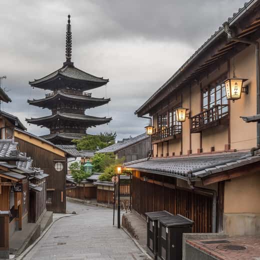 Carrer de fusta tradicional de Kyoto amb la pagoda de Yasaka al fons