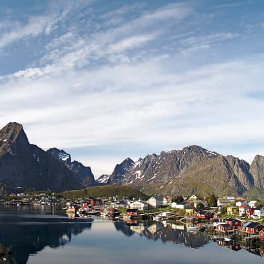 El poble de Reine a les Lofoten amb muntanyes reflectides a l’aigua