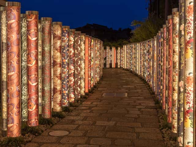 Passadís il·luminat amb columnes de tela de kimono a Arashiyama, Kyoto