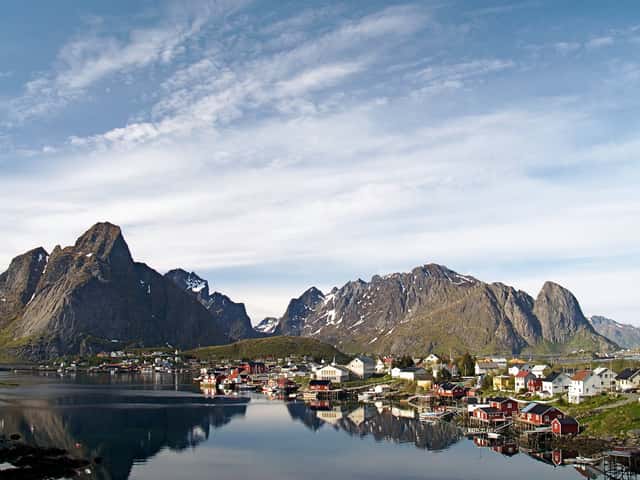 El poble de Reine a les Lofoten amb muntanyes reflectides a l’aigua