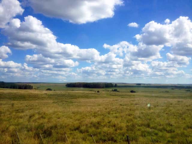 Camp obert de l’interior de l’Uruguai sota un cel de núvols