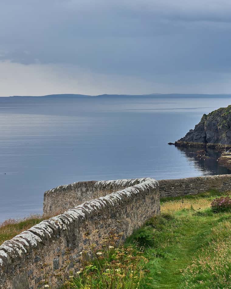 Costa de Shetland amb un mur de pedra seca i el mar al fons
